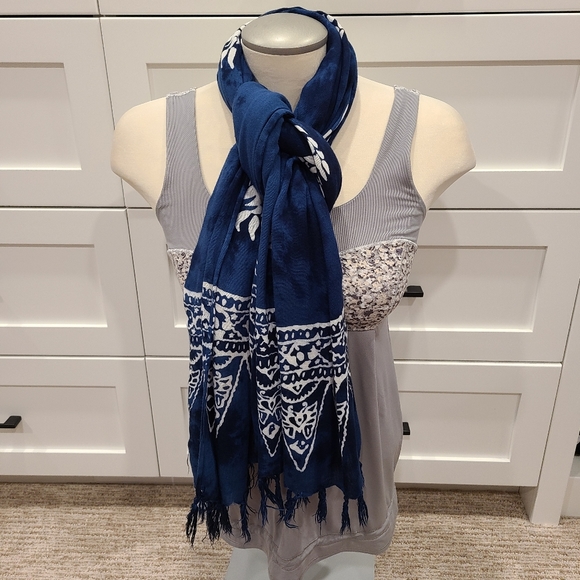 Wayan natural wear scarf and blanket - Picture 2 of 5